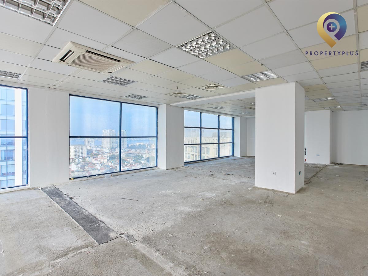 Diện tích văn phòng trống tại Ladeco Building với cửa kính lớn và view thành phố